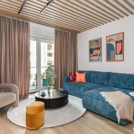 Family With A Sandbox On The Balcony In By Renters Lägenhet