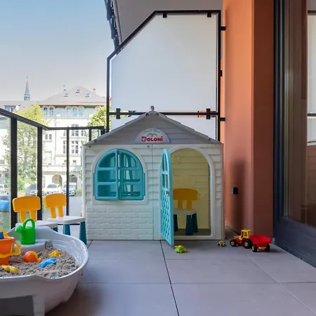 Family With A Sandbox On The Balcony In By Renters Lägenhet Kołobrzeg
