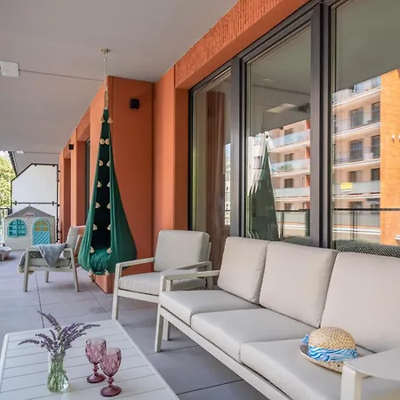 Lägenhet Family With A Sandbox On The Balcony In By Renters *